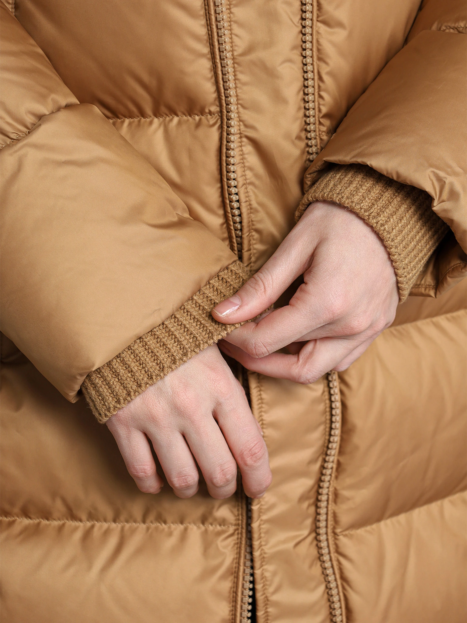 Пальто пуховое песочного цвета